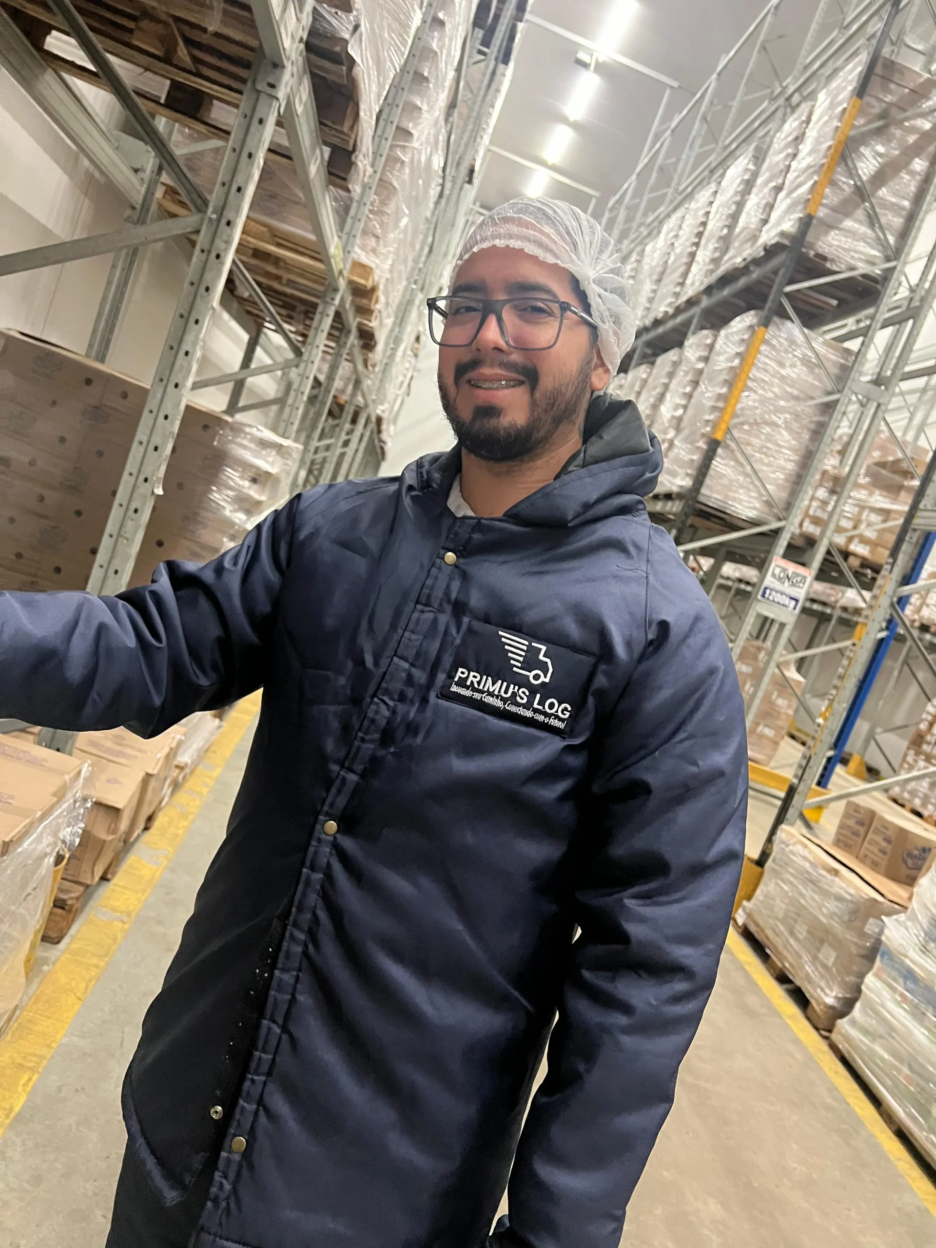 Colaborador Primu's Log no armazém refrigerado